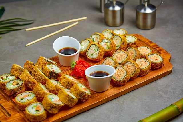 California Roll – popularne rolki sushi z awokado i krabem.