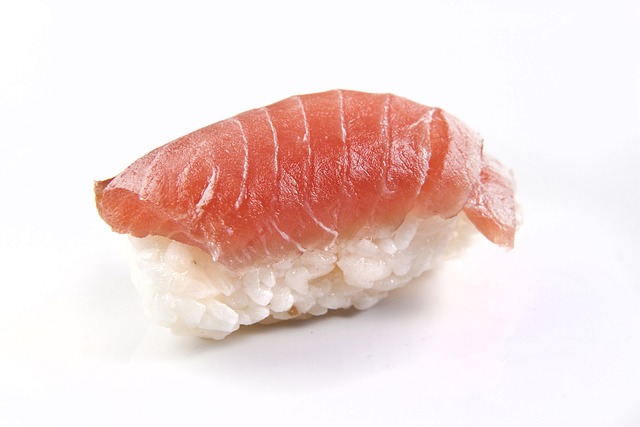 Przepis na nigiri z tuńczykiem – krok po kroku.