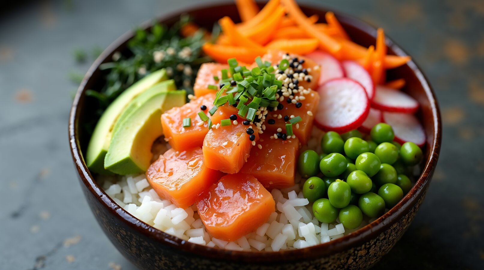 Poke bowl z łososiem, ryżem, awokado i warzywami w misce